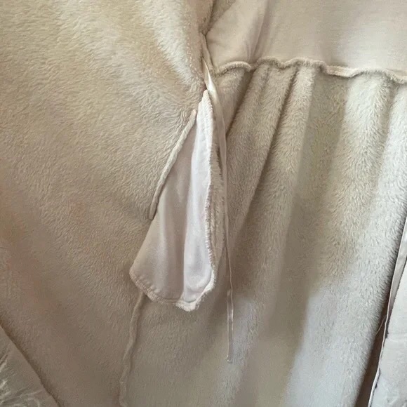 Stan Herman super-soft textured cream-colored robe EUC - Picture 11 of 12